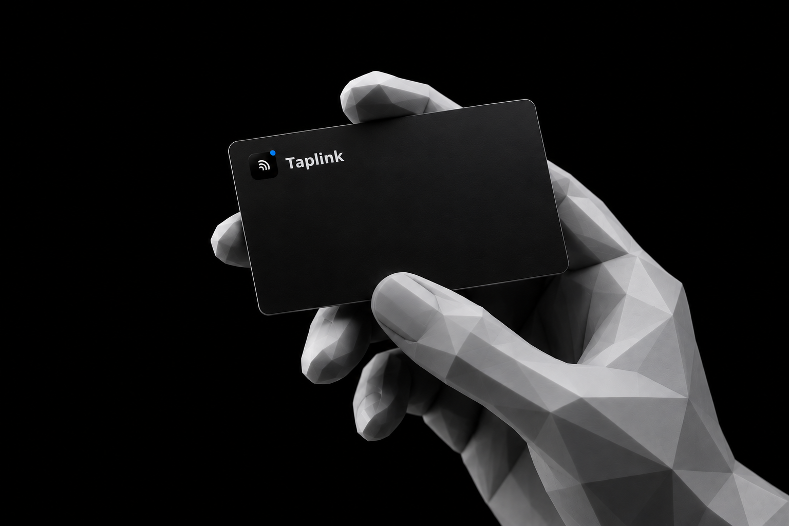 Crna Taplink NFC vizit kartica u ruci, spremna za dodir telefona